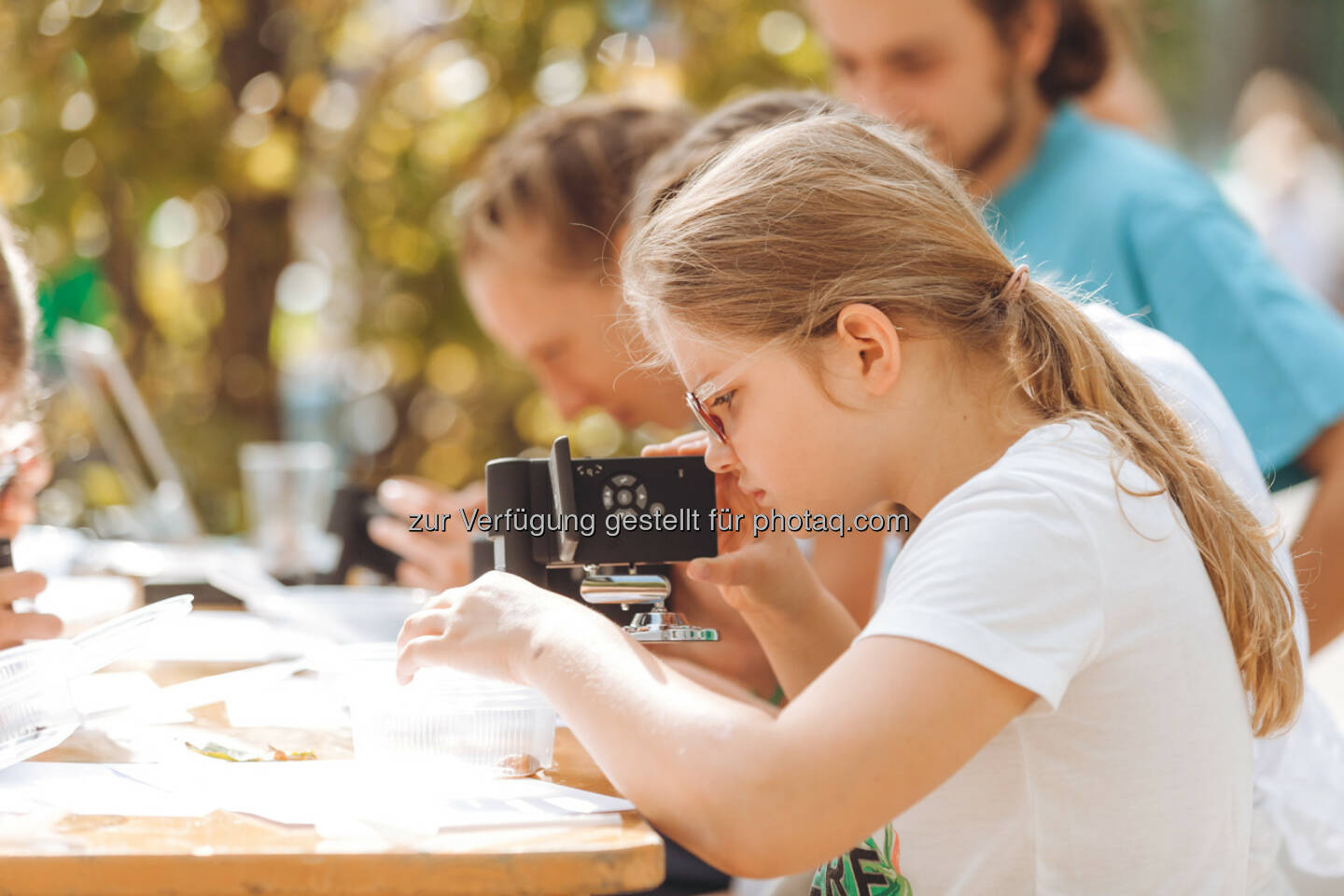 Nachwuchs-Wissenschaftler lernen den verantwortungsvollen Umgang mit Ressourcen. - Novartis Oncology: Tag der kleinen Forscher (Fotograf:© Philipp Lipiarski / www.lipiarski.com / Fotocredit: Novartis Pharma GmbH)