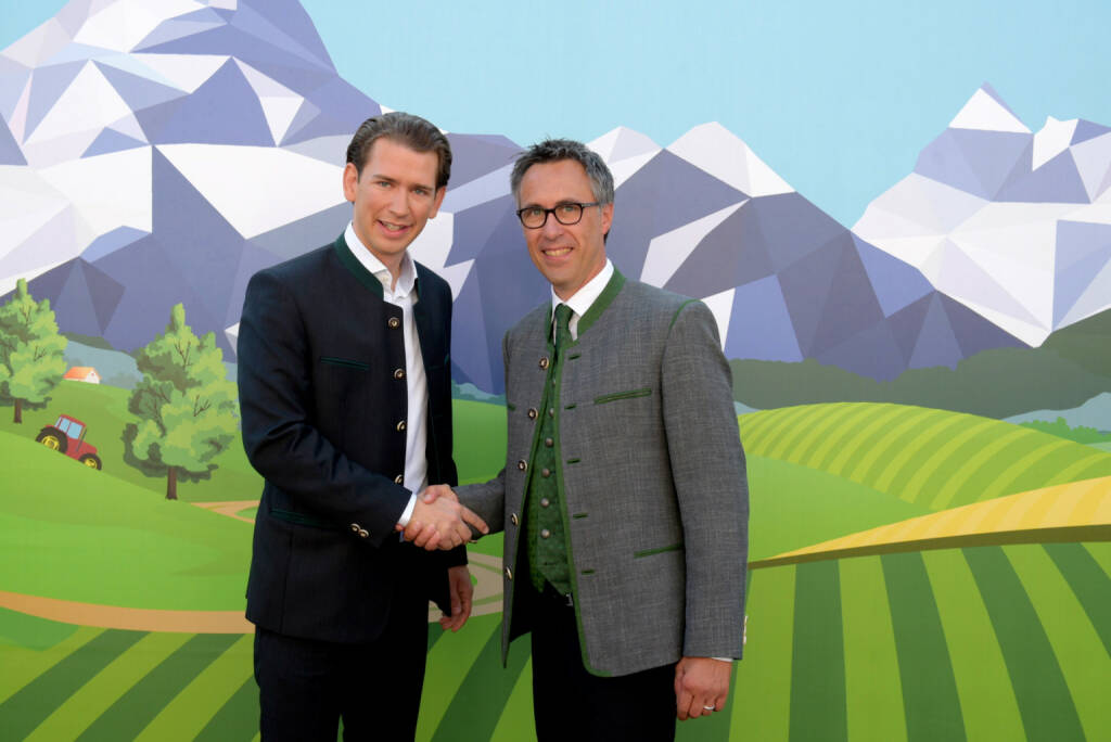 Sebastian Kurz mit Georg Strasser, der mit 99,1 Prozent zum neuen Bauernbund-Präsident gewählt wurde, Bild: Christian Mueller, © Aussender (28.08.2017) 