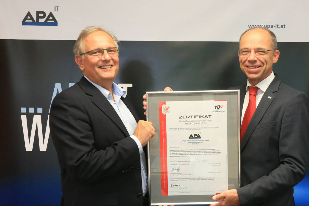 APA-IT erhält ISO-Qualitätssiegel für Informationssicherheit, v.l.n.r. Alexander Falchetto (APA-IT), Christoph Wenninger (TÜV AUSTRIA), Bild: APA-IT/APA-Fotoservice/Hautzinger, © Aussendung (28.08.2017) 