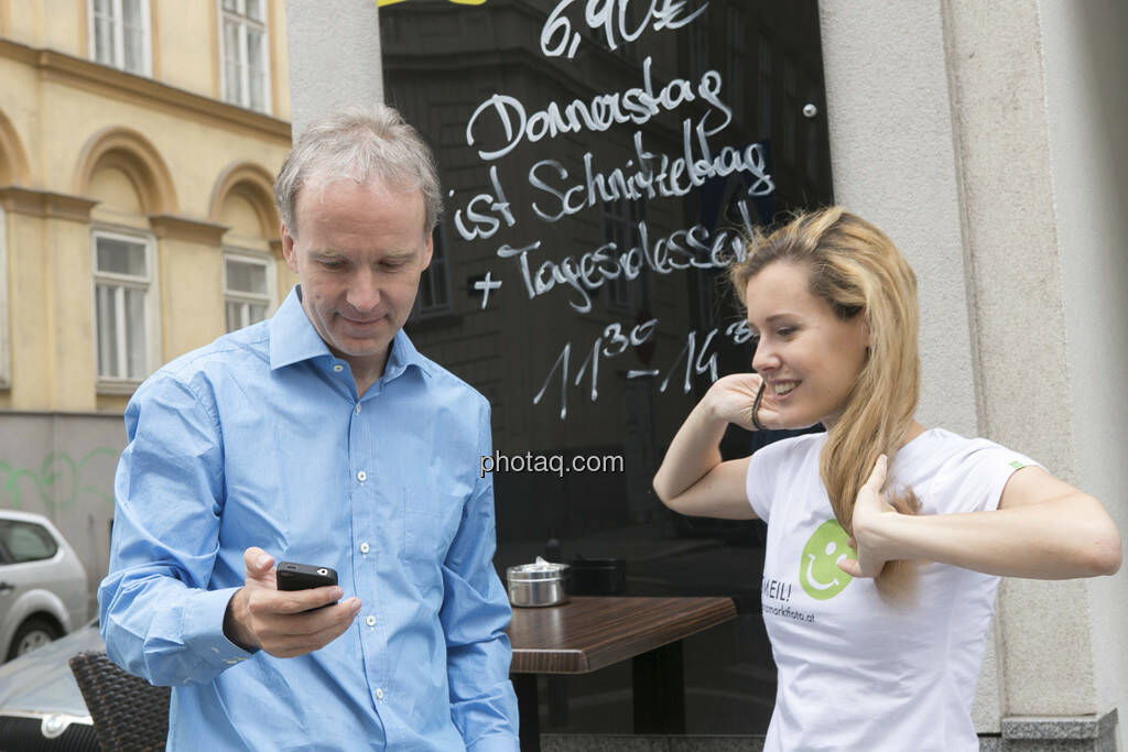 Anruf, Handy - Christian Drastil, Claudia Gamon (JuLis/Neos) für http://finanzmarktfoto.at/page/index/374/, © finanzmarktfoto.at/Martina Draper (23.05.2013) 