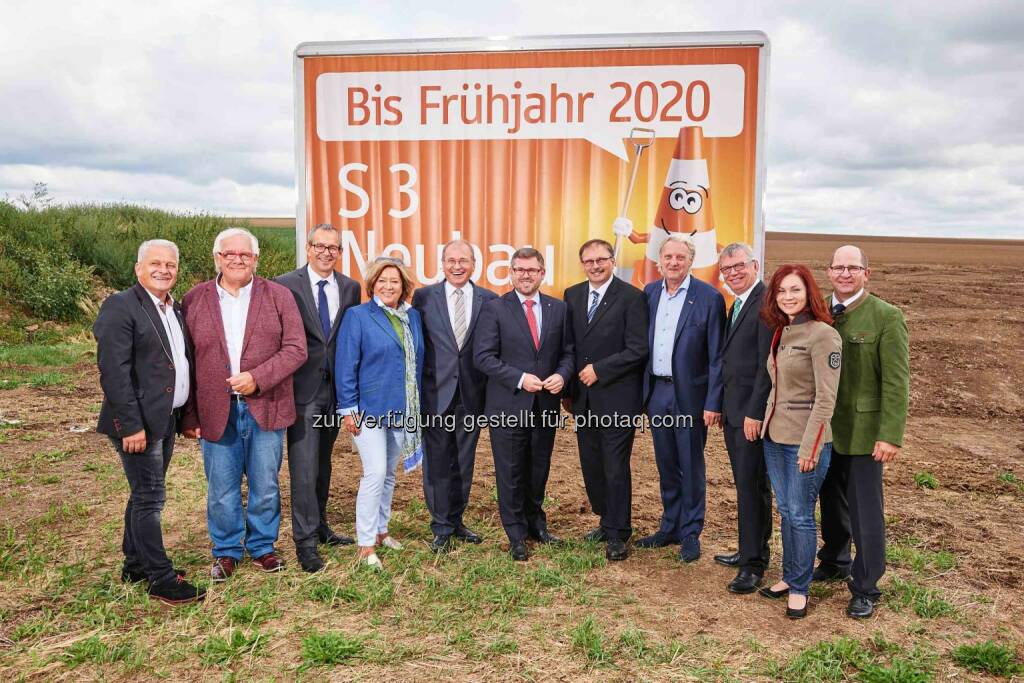 Nationalrat Christian Lausch, Nationalrat Anton Heinzl, ASFINAG Geschäftsführer Alexander Walcher, NÖ-Landeshauptfrau Stellvertreterin Karin Renner, ASFINAG Vorstand Alois Schedl, Landesrat Ludwig Schleritzko, Bürgermeister Wullersdorf Richard Hogl, Vizebürgermeister Hollabrunn Alfred Babinsky, Bürgermeister Grabern Herbert Leeb, Nationalrätin Eva-Maria Himmelbauer, Bürgermeister Guntersdorf Roland Weber - Asfinag: ASFINAG: Offizieller Startschuss für die „NEUE“ S 3 zwischen Hollabrunn und Guntersdorf (Fotocredit: ASFINAG), © Aussender (04.09.2017) 