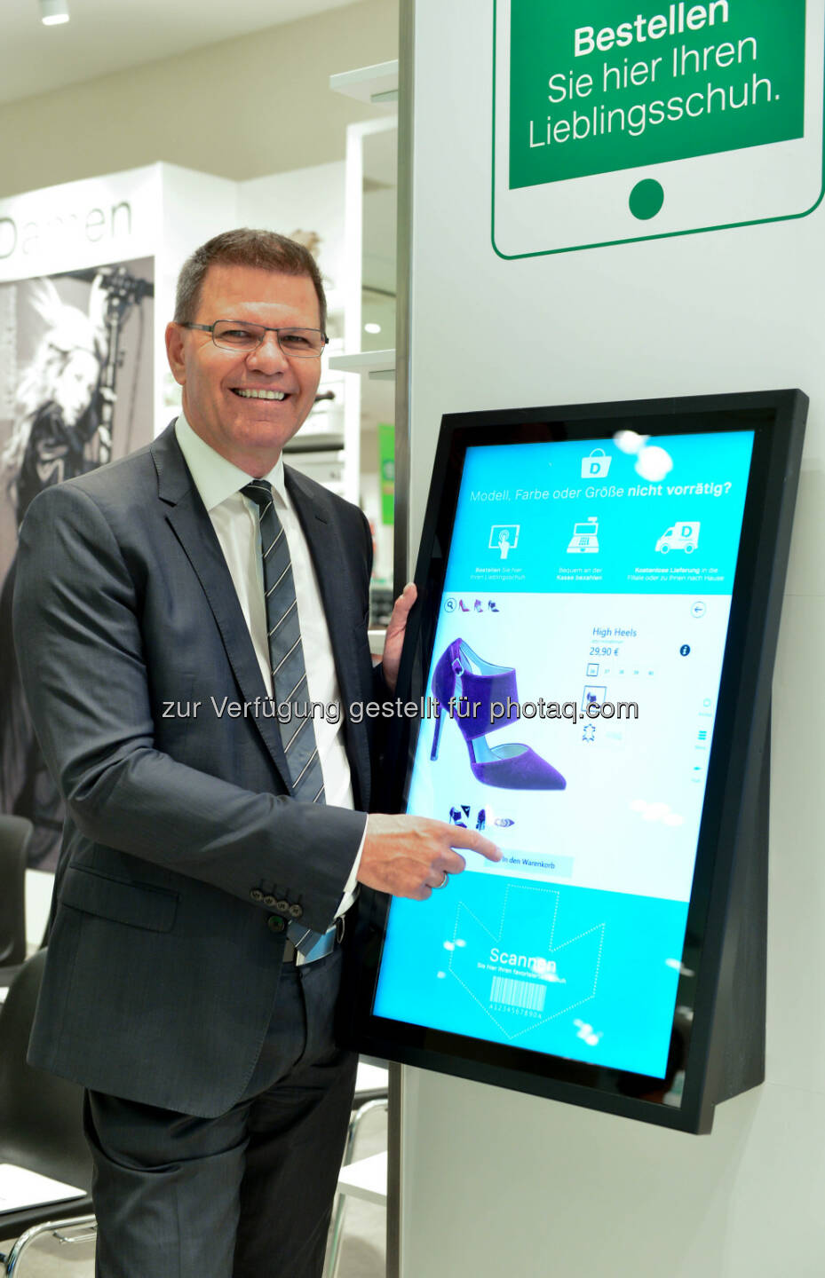 Deichmann Österreich Geschäftsführer Georg Müller in der Omnichannel-Testfiliale in Wien - Deichmann SchuhvertriebsgesmbH: 25 Jahre DEICHMANN in Österreich – Mit Preis- und Qualitätsoffensive seit 25 Jahren erfolgreich (Fotograf: August Lechner / Fotocredit: Deichmann)