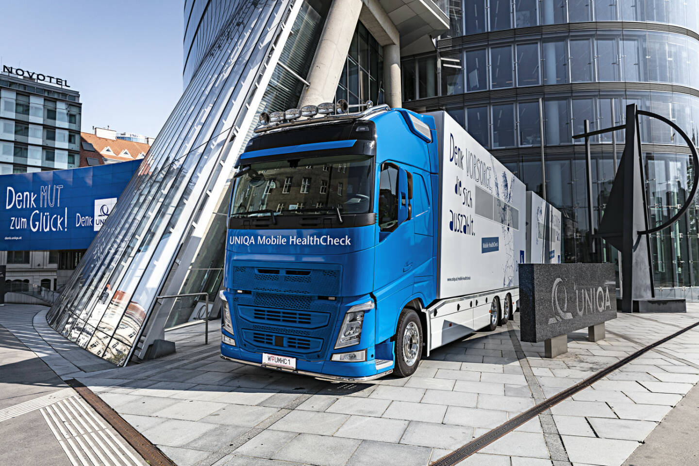 UNIQA Österreich erweitert das Gesundheitsservice für Firmenkunden, Uniqa-Truck vor dem Uniqa Tower, Foto: Uniqa/C. Halbauer