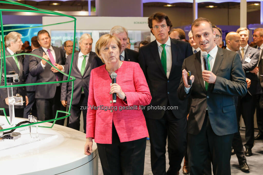 Beim Rundgang über den Messestand konnte sich Bundeskanzlerin Dr. Angela Merkel über die innovativen Lösungen von Schaeffler zur Gestaltung der Mobilität für morgen informieren. Bundeskanzlerin Dr. Angela Merkel, Klaus Rosenfeld, Vorsitzender des Vorstands Schaeffler AG, Matthias Zink, Vorstand Automotive Schaeffler AG - Schaeffler: Angela Merkel besucht Schaeffler auf der IAA (Fotocredit: Schaeffler), © Aussender (15.09.2017) 