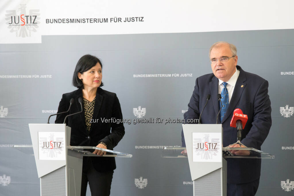 Vizekanzler, Justizminister Wolfgang Brandstetter mit EU-Justizkommissarin Vera Jourova beim Pressegespräch - BM für Justiz: Brandstetter in Gerasdorf: “Ausbildung und Beschäftigung ist vor allem für Jugendliche in Haft extrem wichtig“ (Fotocredit: photonews.at/Georges Schneider), © Aussender (15.09.2017) 