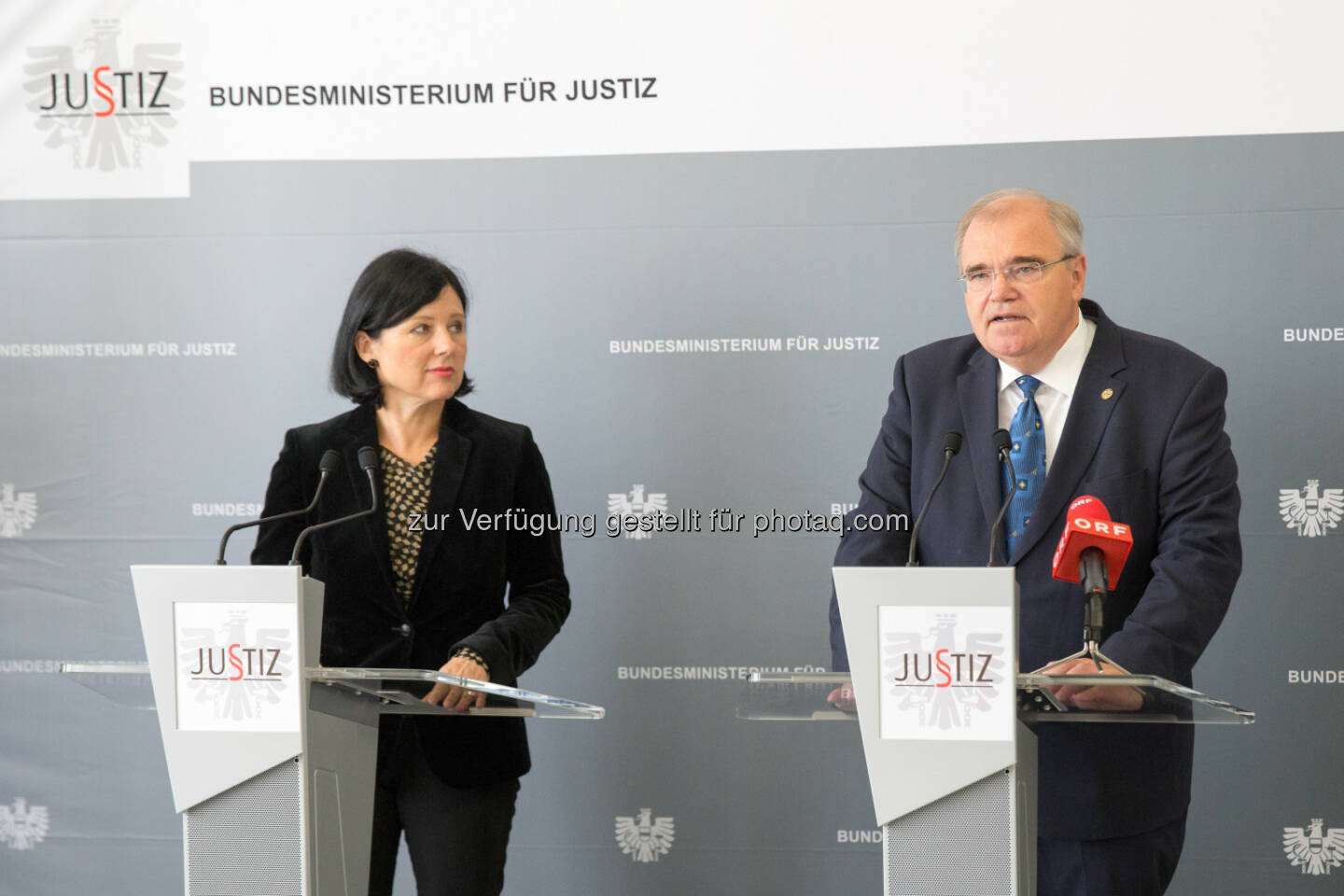 Vizekanzler, Justizminister Wolfgang Brandstetter mit EU-Justizkommissarin Vera Jourova beim Pressegespräch - BM für Justiz: Brandstetter in Gerasdorf: “Ausbildung und Beschäftigung ist vor allem für Jugendliche in Haft extrem wichtig“ (Fotocredit: photonews.at/Georges Schneider)