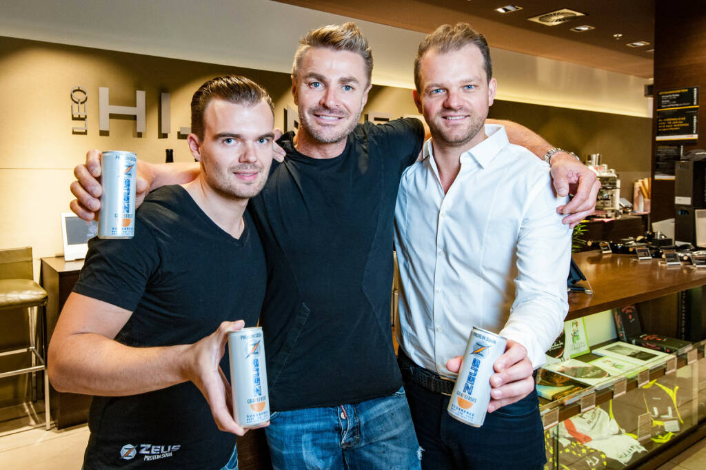 Fitnessdrink ZEUS Protein Soda verkauft bereits über 1 Million Dosen und setzt Schritt nach Deutschland; im  Bild: Geschäftsführer Michael Grossmann und die Investoren Leo Hillinger und Daniel Zech für SevenVentures, Fotocredit: Jan Gott, © Aussendung (18.09.2017) 