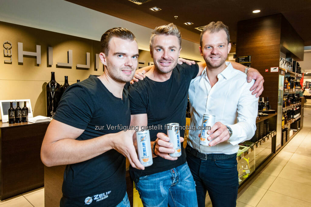 Geschäftsführer Michael Grossmann und die Investoren Leo Hillinger und Daniel Zech für SevenVentures - von links nach rechts. - Greenberg Advisory: Fitnessdrink ZEUS Protein Soda verkauft bereits über 1 Million Dosen und setzt Schritt nach Deutschland (Fotocredit: Jan Gott), © Aussendung (18.09.2017) 