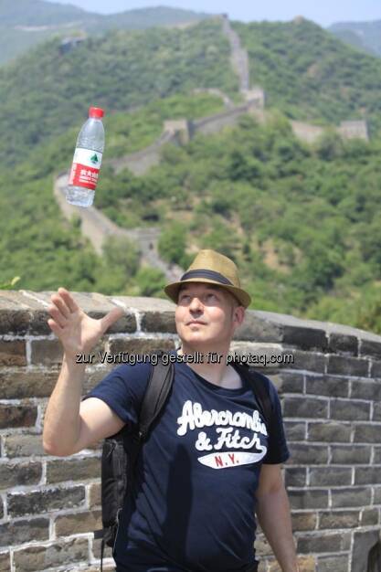 China: Peking Spring 2013 by Dirk Herrmann: Chinesische Mauer, Flasche, Dirk Herrmann (26.05.2013) 