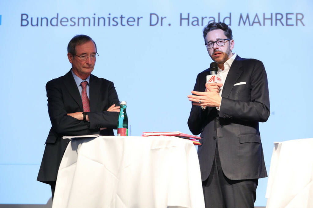 Wirtschaftsminister Harald Mahrer (re) und Wirtschaftskammerpräsident Christoph Leitl geben den Startschuss für die gemeinsame Digitalisierungsinitiative KMU DIGITAL; Bild: Wirtschaftskammer Österreich/APA-Fotoservice/Schedl, Fotograf/in: Ludwig Schedl (18.09.2017) 