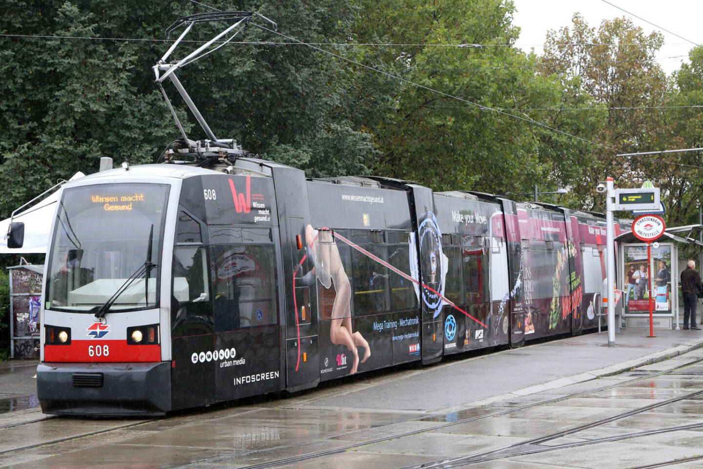 Die gemeinnützige Privatstiftung WISSENMACHTGESUND lud zur Präsentation der neu gestalteten „Make Your Move“ – Straßenbahn, ein ULF der Wiener Linien im Total-Look; Bild: Fotocredit: MVOTAVA/EGW