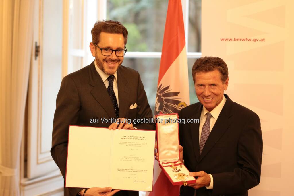 BM Harald Mahrer mit Karlheinz Töchterle - Bundesministerium für Wissenschaft, Forschung und Wirtschaft: Mahrer verleiht Großes Goldenes Ehrenzeichen an Karlheinz Töchterle (Fotograf: Marcos Aray/MA-Media / Fotocredit: BMWFW), © Aussender (20.09.2017) 