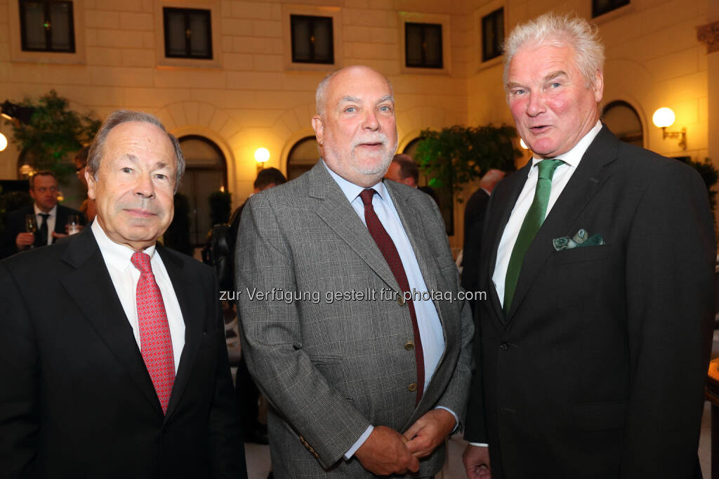 Dr. Erich Hampel (Stiftungsvorstand der B&C Privatstiftung), Mag. Thomas Wieser (Präsident der Euro-Arbeitsgruppe und Vorsitzender des Wirtschafts- und Finanzausschusses der Europäischen Union in Brüssel), Dr. Wolfgang Hofer (Vorstandsmitglied der B&C Privatstiftung) - B&C Privatstiftung: Expertengespräch der B&C Privatstiftung mit Thomas Wieser: Gemeinsame EU-Politik gegen weltwirtschaftliche Unsicherheit (Fotocredit: B&C/APA-Fotoservice/Schedl), © Aussender (21.09.2017) 