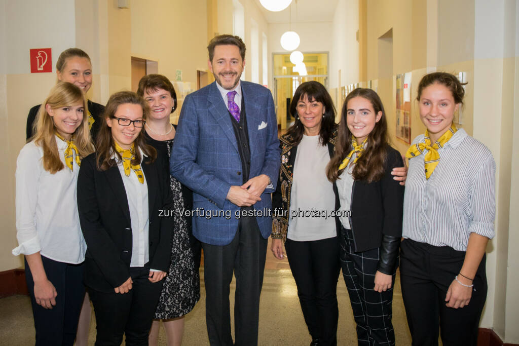 Unternehmerin macht Schule am 21. September 2017 mit Harald Mahrer, Bundesminister für Wissenschaft, Forschung Wirtschaft und Martha Schultz, FiW-Bundesvorsitzende und WKÖ-Vizepräsidentin - Bundesministerium für Wissenschaft, Forschung und Wirtschaft: BM Mahrer und WKÖ-Schultz: Startschuss für „Unternehmerin macht Schule“ (Fotocredit: BMWFW/Christian Lendl), © Aussender (21.09.2017) 