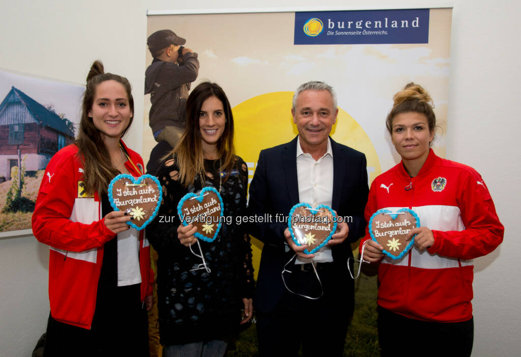 Frauen-Nationalteamspielerin Jasmin Eder, Snowboard-Olympiasiegerin Julia Dujmovits, Hannes Anton, Geschäftsführer Burgenland Tourismus, und Frauen-Nationalteamspielerin Nadine Prohaska - Burgenland Tourismus: Das Burgenland war zu Gast im MuseumsQuartier Wien (Fotocredit: Foto Muik), © Aussender (22.09.2017) 