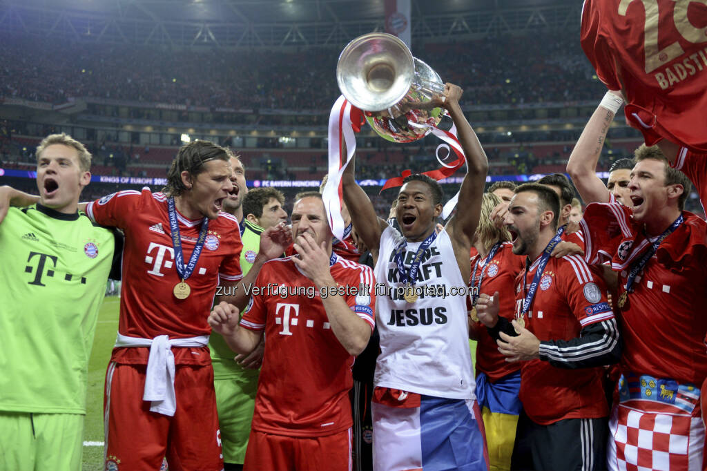 Manuel Neuer, Daniel van Buyten, Franck Ribery, David Alaba, Claudio Pizarro, Diego Contento und Mario Mandzukic (v.l.) jubeln in der ersten Reihe mit dem Pokal - (c) Schaadfoto/Pressefoto Ulmer/Markus Ulmer (26.05.2013) 