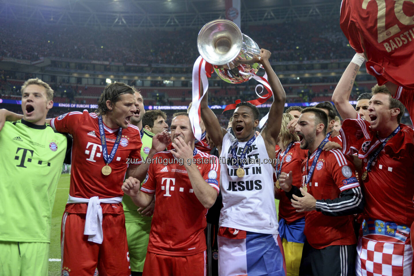 Manuel Neuer, Daniel van Buyten, Franck Ribery, David Alaba, Claudio Pizarro, Diego Contento und Mario Mandzukic (v.l.) jubeln in der ersten Reihe mit dem Pokal - (c) Schaadfoto/Pressefoto Ulmer/Markus Ulmer