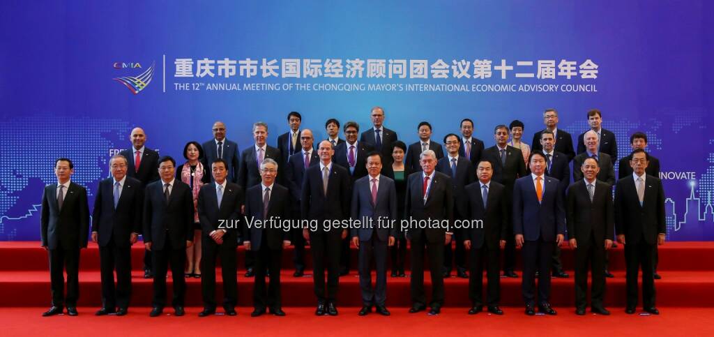 Gruppenfoto mit Hannes Androsch, Aufsichtsratsvorsitzender AT&S, bei der Konferenz des internationalen Beratungsgremiums des Bürgermeisters von Chongqing, China. Copyright: CMIA, © Aussender (25.09.2017) 