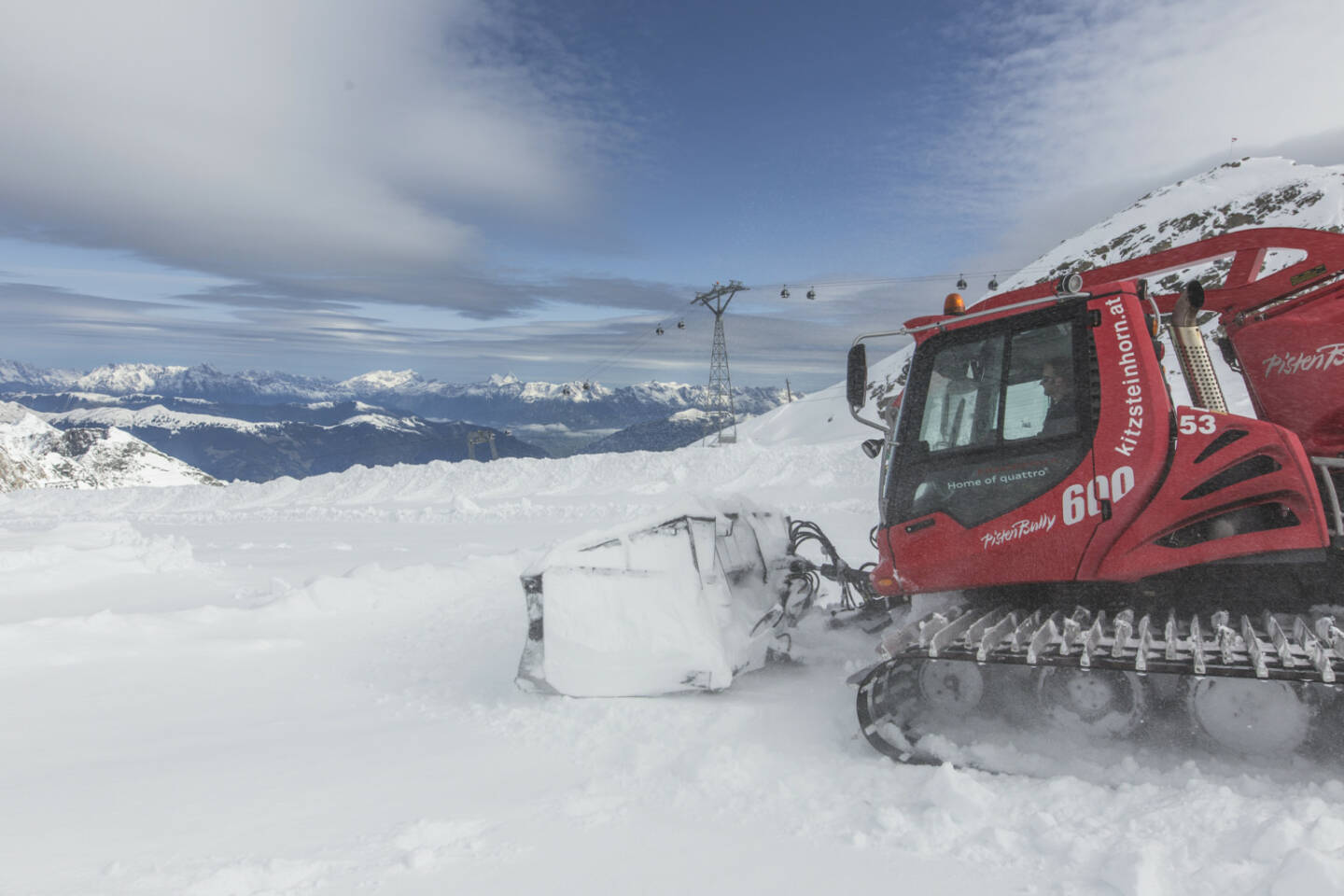 Gletscherbahnen Kaprun AG: Skistart am Kitzsteinhorn, Pistenraupe, Winter, Schnee, Skifahren; Fotocredit: © Gletscherbahnen Kaprun AG/artisual