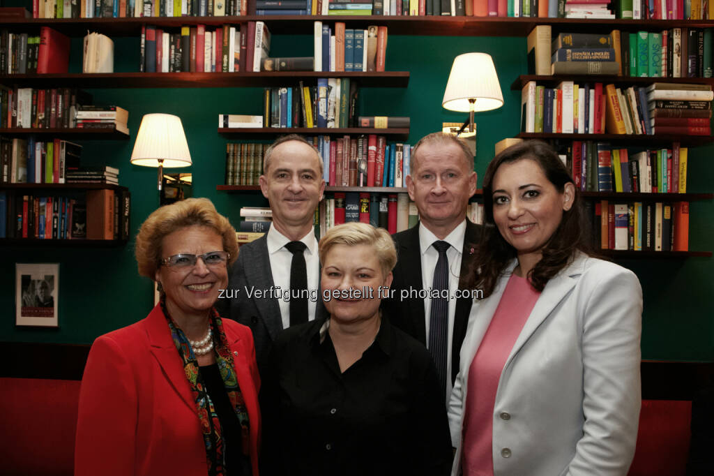 Mag. pharm. Dr. Christiane Körner (Präsidentin des Vereins zur Förderung der Impfaufklärung ), OA Dr. Helmut Brath (Erster Sekretär der Österreichischen Diabetes Gesellschaft), Priv. Doz. Dr. Ingrid Stelzmüller (Pulmologin und Leiterin des Arbeitskreises Infektiologie und Tuberkulose der Österreichischen Gesellschaft für Pneumologie), Dr. Oskar Janata (Hygienefacharzt, Sozialmedizinisches Zentrum Ost – Donauspital), Mag. pharm. Susanne Ergott-Badawi (Präsidium Österreichische Apothekerkammer) - Verein zur Förderung der Impfaufklärung: Pneumokokken: Unterschätzt, aber gefährlich (Fotocredit: VFI/APA-Fotoservice/Roßboth), © Aussender (27.09.2017) 