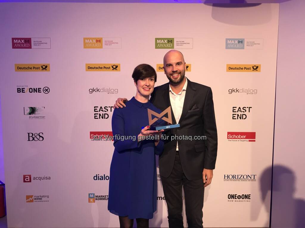 Preis für das „Projekt Restart“: Diana Augustin, innogy Brand Management, und Samy Kouatli, Scholz & Friends - innogy ist gestern Abend mit dem Goldenen MAX-Award in Hamburg für ihre Marketing-Kampagne „Projekt Restart“ ausgezeichnet worden. (Fotocredit: , © Aussendung (29.09.2017) 