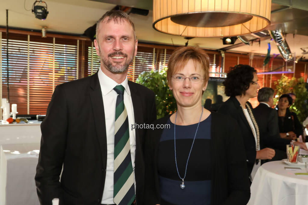 4-your-biz Impact-Investing Konferenz: Hannes Andreas Karre, Sigrid Bernleitner-Sekerka (Bank Gutmann) (Fotocredit: Katharina Schiffl for photaq.com) (29.09.2017) 