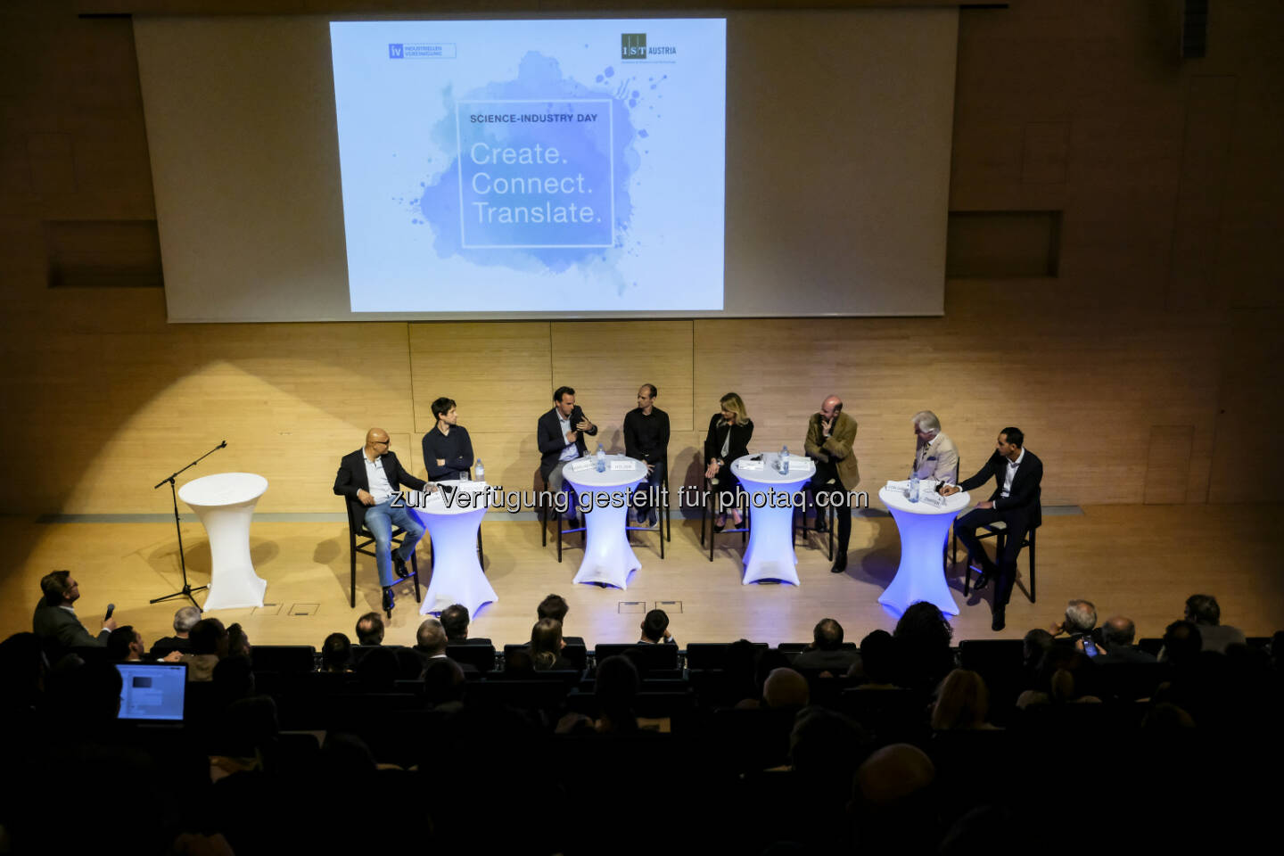 Rupesh Chatwani, Balthasar Fischer, Markus Aspelmeyer, Markus Holzer, Irene Rech-Weichselbraun, Stefan Bernhardt, Alexander von Gabain und Thomas Zimpfer. - IST Austria: IST Austria vernetzte WissenschaftlerInnen und GründerInnen am Science Industry Day 2017 (Fotograf: Roland Ferrigato / Fotocredit: IST Austria)