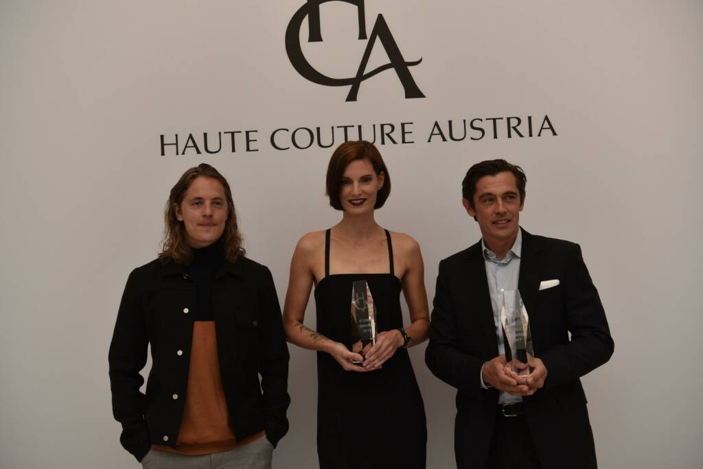 Bereits zum 14. Mal veranstaltete die Wirtschaftskammer Österreich in Zusammenarbeit mit Fashion-Experten Wolfgang Reichl den Haute Couture Austria Award, der als Sprungbrett für aufstrebende Designerinnen und Designer dient. Im Bild: Iris Strubegger, Werner Schreyer mit Pierre Sarkozy (DJ und Model)  © UniCredit Bank Austria/Oreste Schaller)  (03.10.2017) 