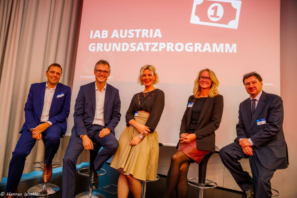 Das internet advertising bureau austria lud Montagabend Digitalexperten aus Politik, Wissenschaft und Wirtschaft zum ersten Digital-Talk zum Thema „Digitalisierung als Turbo für den Standort: Chancen und Risiken für Österreich“. Im Bild: Roland Ledinger (iab austria Arbeitsgruppe Public Affairs), Hutchison Drei Austria-CEO Jan Trionow, Alexandra Vetrovsky-Brychta (iab), Martina Zadina (Präsidentin des internet advertising bureau austria), Wirtschaftsuniversität Wien-Professor Alfred Taudes; Fotocredit: © Hannes Winkler (03.10.2017) 