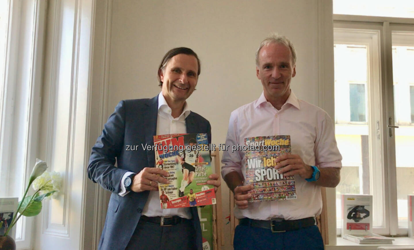 Klaus Schweighofer und Christian Drastil mit der ersten und letzten Ausgabe der Sport Woche