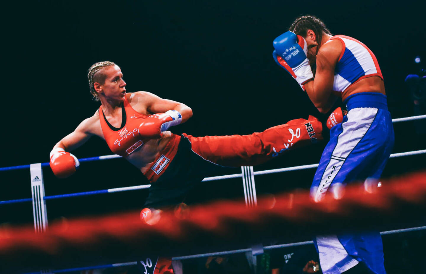 Nicole Trimmel bei ihrem letzten Antreten im Ring, ihr 408. Kampf. Als Gegnerin des Showkampfs kam nur eine in Frage: Dauerrivalin Ksenia Miroshnichenko aus Russland, Fotocredit: Kelemen Photography