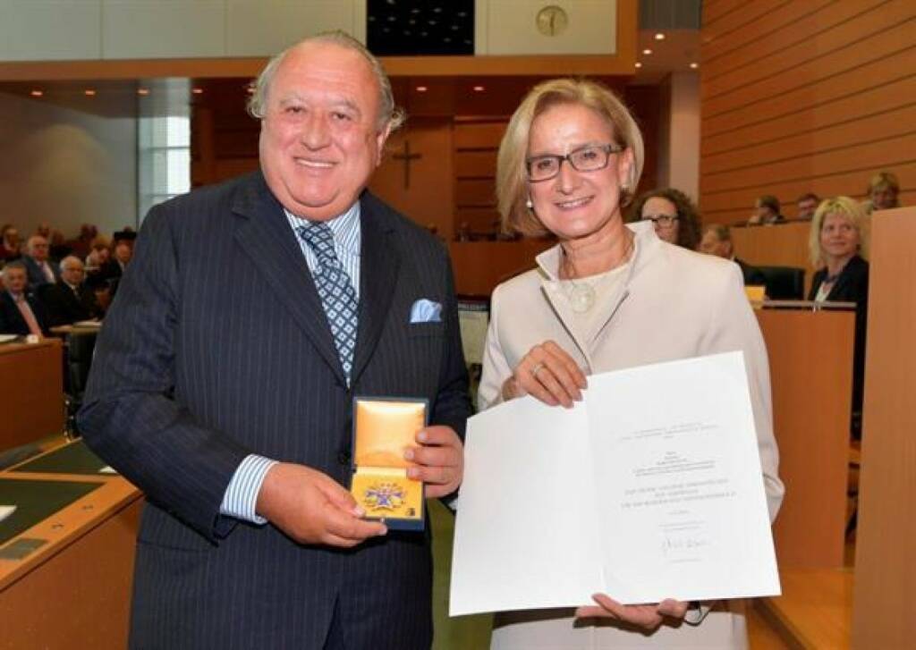 Prof. Rudolf Öhlinger (65) erhielt am 3. Oktober 2017 das Große Goldene Ehrenzeichen des Landes Niederösterreich. Die Auszeichnung ehrt sein Engagement für die Pflege und Betreuung älterer Menschen in Niederösterreich – während seiner Tätigkeit als Gründer und Geschäftsführer der SeneCura-Gruppe hat er über zehn Pflegeheime und betreute Wohnanlagen errichtet und mehrere hundert Arbeitsplätze geschaffen. Landeshauptfrau Mag.a Johanna Mikl-Leitner überreichte das Ehrenzeichen; Fotocredit: NLK Pfeiffer, © Aussender (09.10.2017) 