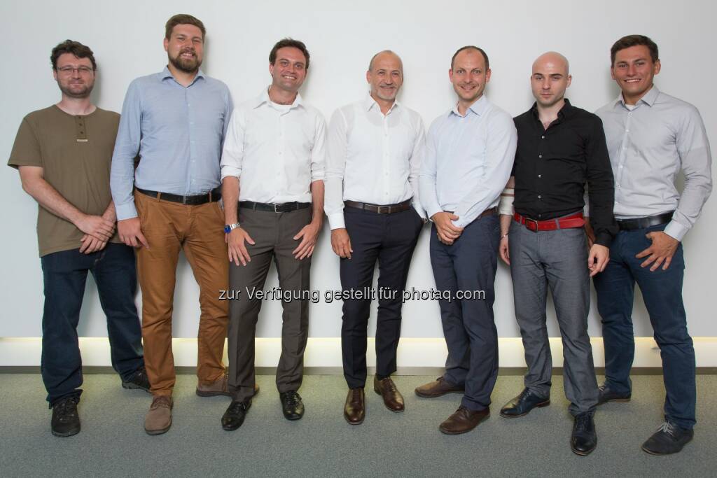 Mit Whalebone ist nun das erste Cyber Security Start Up am A1 Start Up Campus in Wien eingezogen. Somit umfasst der A1 Start Up Campus mittlerweile 9 Start Ups aus unterschiedlichsten Branchen. Bild: (li.n.re.): Jan Mikulasek, Robert Sefr, Richard Malovic (CEO Whalebone), Alejandro Plater (CEO Telekom Austria), Petr Soukenik, Michal Karm, Petr Kopriva; Fotocredit: A1/Richard Tanzer
 , © Aussendung (09.10.2017) 