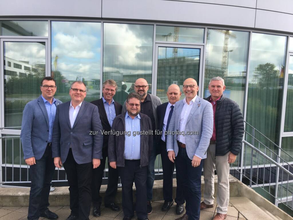 Vertreter der Fuhrparkverbände aus Deutschland, Österreich und der Schweiz. (Foto von links nach rechts: Marc Oliver Prinzing (BVF), Dieter Grün (BVF), Henning Heise (FVA), Ernst Schäfer (SFFV), Axel Schäfer (BVF), Bernd Kullmann (BVF), Ralf Käser (SFFV), Zbynek Fristensky (SFFV) - Agentur Renate Okermüller: Europäische Fuhrparkverbände vereinbaren Zusammenarbeit (Fotocredit: Bundesverband Fuhrparkmanagement e. V.  ), © Aussender (10.10.2017) 