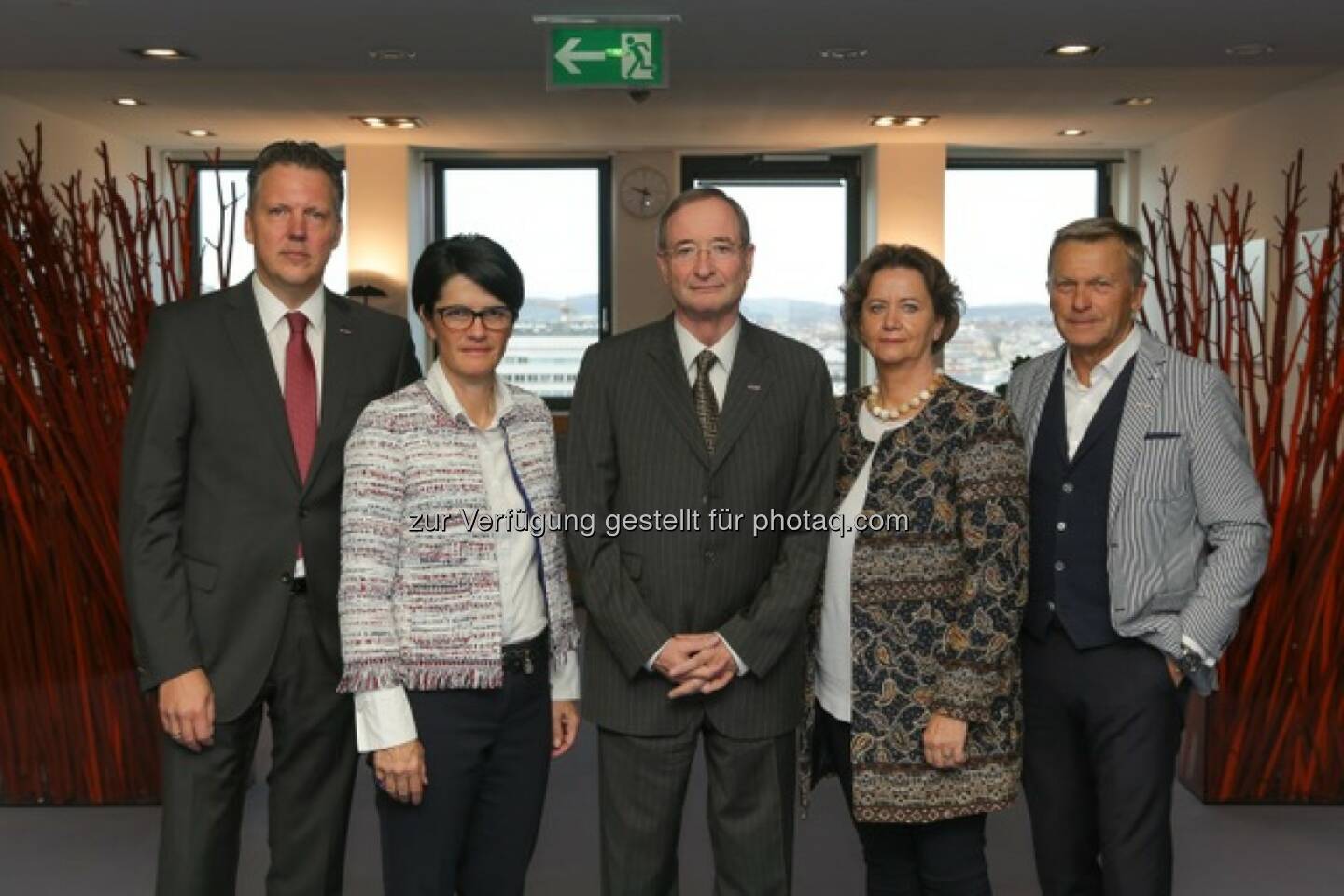 Alexander Klacska, Obmann der Bundessparte Transport & Verkehr, Petra Nocker-Schwarzenbacher, Obfrau der Bundessparte Tourismus & Freizeitwirtschaft, WKÖ-Präsident Christoph Leitl, Renate Scheichelbauer-Schuster, Obfrau der Bundessparte Gewerbe & Handwerk, Peter Buchmüller, Obmann der Bundessparte Handel - Wirtschaftskammer Österreich: Klares Ja der Wirtschaft zu vernünftiger Harmonisierung – aber deutliches Nein zu standortschädlichen Maßnahmen (Fotocredit: WKÖ/APA-Fotoservice/Tanzer)