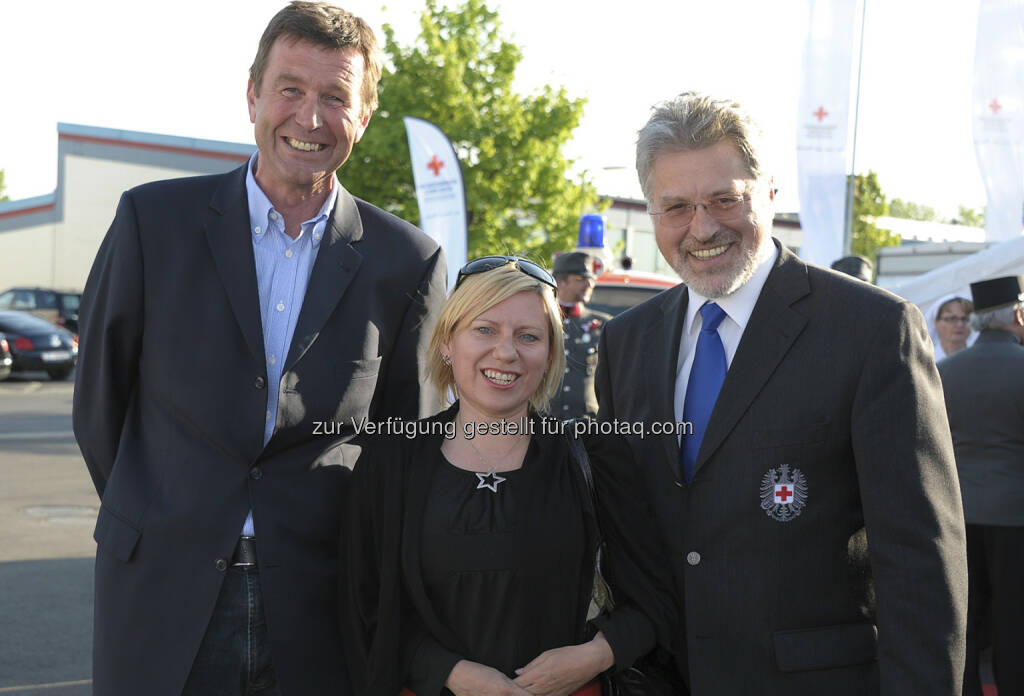 Reinhard Hetzeneder, Marketing Löffler - Christina Kreuzwieser, Leiterin Marketing Kommunikation Business Unit Textile Fibers, Lenzing AG - Walter Aichinger, Präsident RKOÖ . Das Rote Kreuz hat nun ein Poloshirt „Made by Löffler“ aus der umweltfreundlichen Lenzing Faser Tencel (28.05.2013) 