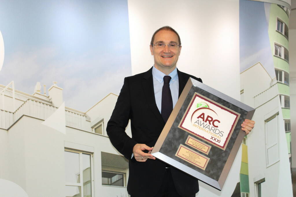 Buwog hat für den Geschäftsbericht des Wirtschaftsjahres 2015/16 bei der Annual Report Competition (ARC) die Auszeichnung Grand Award in der Kategorie „Financial Data“ erhalten. Andreas Segal, stv. CEO & CFO mit dem ARC Grand Award, Fotocredit: Buwog/Michael Lippitsch, © Aussendung (13.10.2017) 