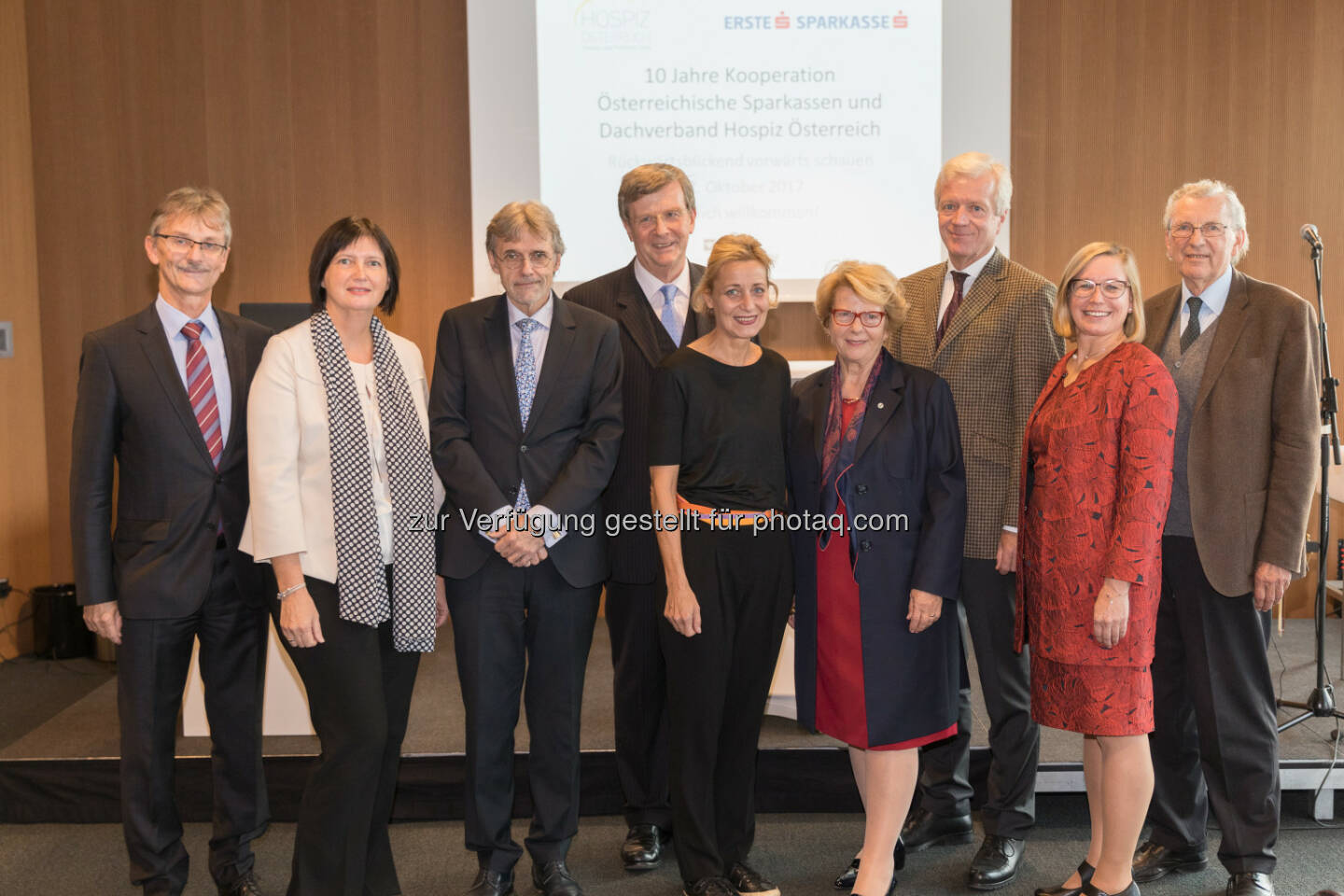 Sektionschef Mag. Manfred Pallinger, BMASK; Mag.a Maribel Königer, Leiterin Kommunikation ERSTE Stiftung; Sektionschef Dr. Gerhard Aigner, BMG; Dr. Wilhelm Kraetschmer, Österreichischer Sparkassenverband; Ruth Goubran, Head of Community Affairs & Sponsoring der Erste Group; Waltraud Klasnic, Präsidentin Dachverband Hospiz Österreich; Dr. Gerhard Fabisch, Präsident des Österreichischen Sparkassenverbandes; Mag.a Leena Pelttari MSc, Geschäftsführerin Dachverband Hospiz Österreich; em. Univ. Prof. Dr. Karl Harnoncourt; Initiator der Kooperation in der Stmk - Dachverband HOSPIZ Österreich (DVHÖ): 10 Jahre Kooperation der Österreichischen Sparkassen mit dem Dachverband Hospiz Österreich (Fotograf: Daniel Hinterramskogler / Fotocredit: Österreichischer Sparkassenverband)