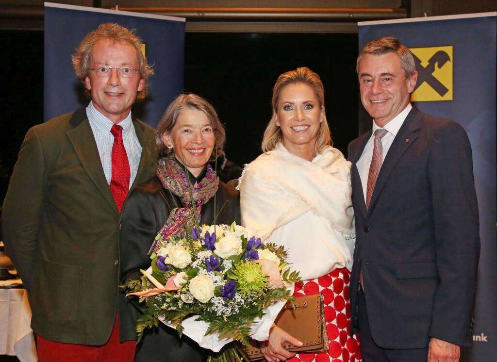 Stardirigent Franz Welser-Möst mit Gattin Angelika, RLB OÖ-Generaldirektor Heinrich Schaller mit Lebensgefährtin Claudia Steinecker; Fotocredit: RLB OÖ / Strobl  (16.10.2017) 