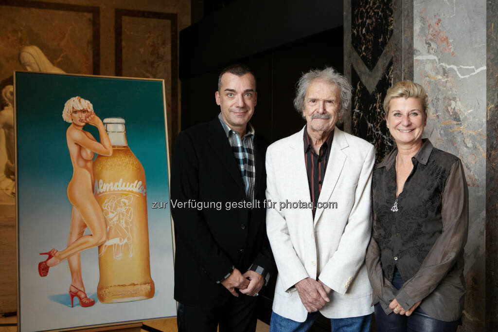 Thomas Klein, Mel Ramos, Michaela Klein - Almdudler Limonade A.& S. Klein GmbH & Co KG: Almdudler Pop Art zum 60. Geburtstag: Mel Ramos Gemälde im Kunsthistorischen Museum (Fotocredit: Almdudler/ Katharina Fröschl-Roßboth), © Aussender (17.10.2017) 