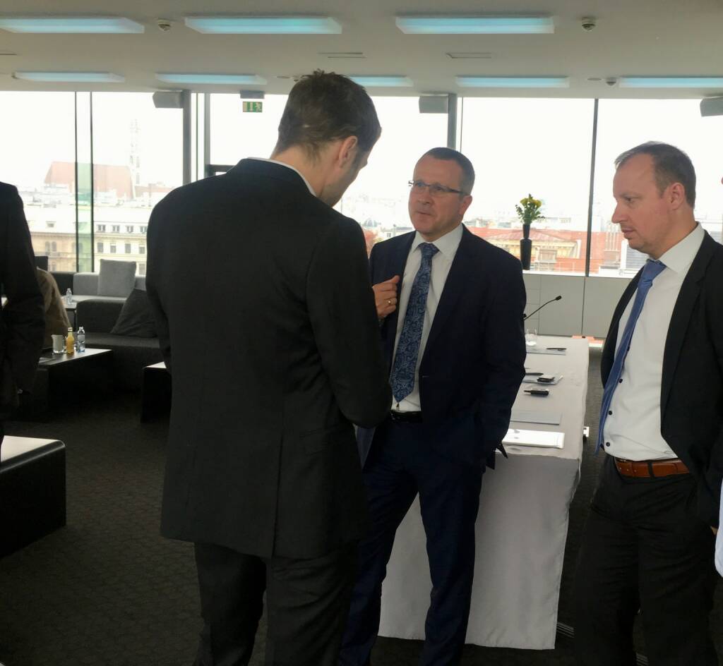 FACC-Pressekonferenz zum Halbjahresergebnis am 18.10. 2017: CEO Robert Machtlinger und CFO Ales Starek im Gespräch mit Journalisten; Fotocredit: Christine Petzwinkler/BSN (18.10.2017) 