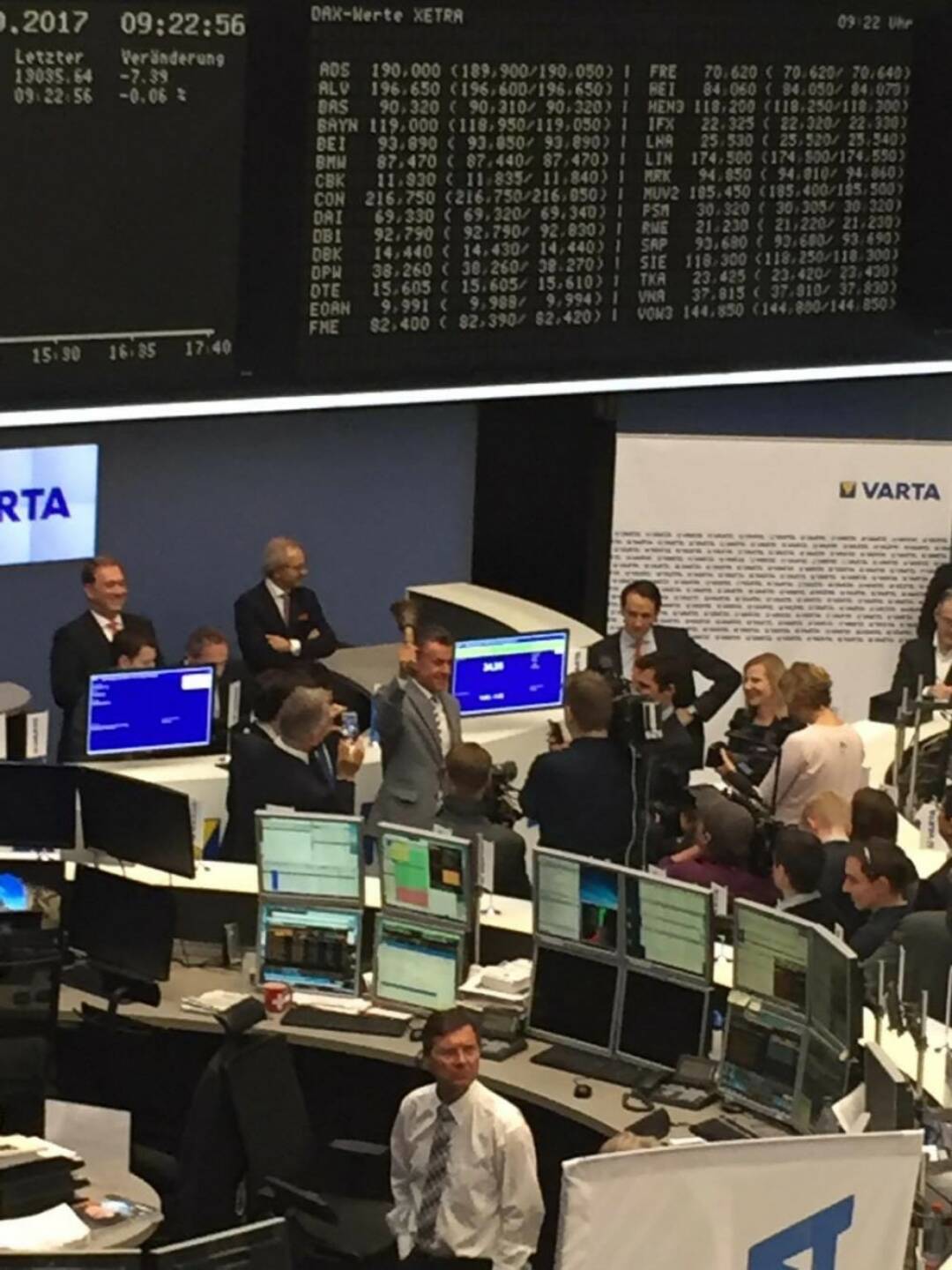 Varta-IPO: Montana Tech Components-Eigentümer Michael Tojner läutet die Opening Bell in Frankfurt