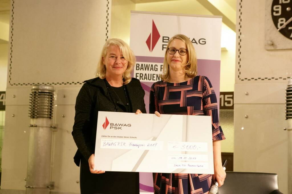 Der mit 3.000 EUR dotierte BAWAG P.S.K. Frauenpreis wurde heuer am 19. Oktober 2017 im Rahmen des Fe-male Future Days im Großen Kassensaal der BAWAG P.S.K. von Dr. Tamara Kapeller, Leiterin des Bereiches Non-Financial Risk Management & Regulatory Compliance sowie Vertreterin der BAWAG P.S.K. Fraueninitiative, an Univ.Prof. DI Dr. Edeltraud Hanappi-Egger überreicht. Bild: Bawag, Fotografin: Katharina Roßboth, APA-Fotoservice, © Aussendung (20.10.2017) 