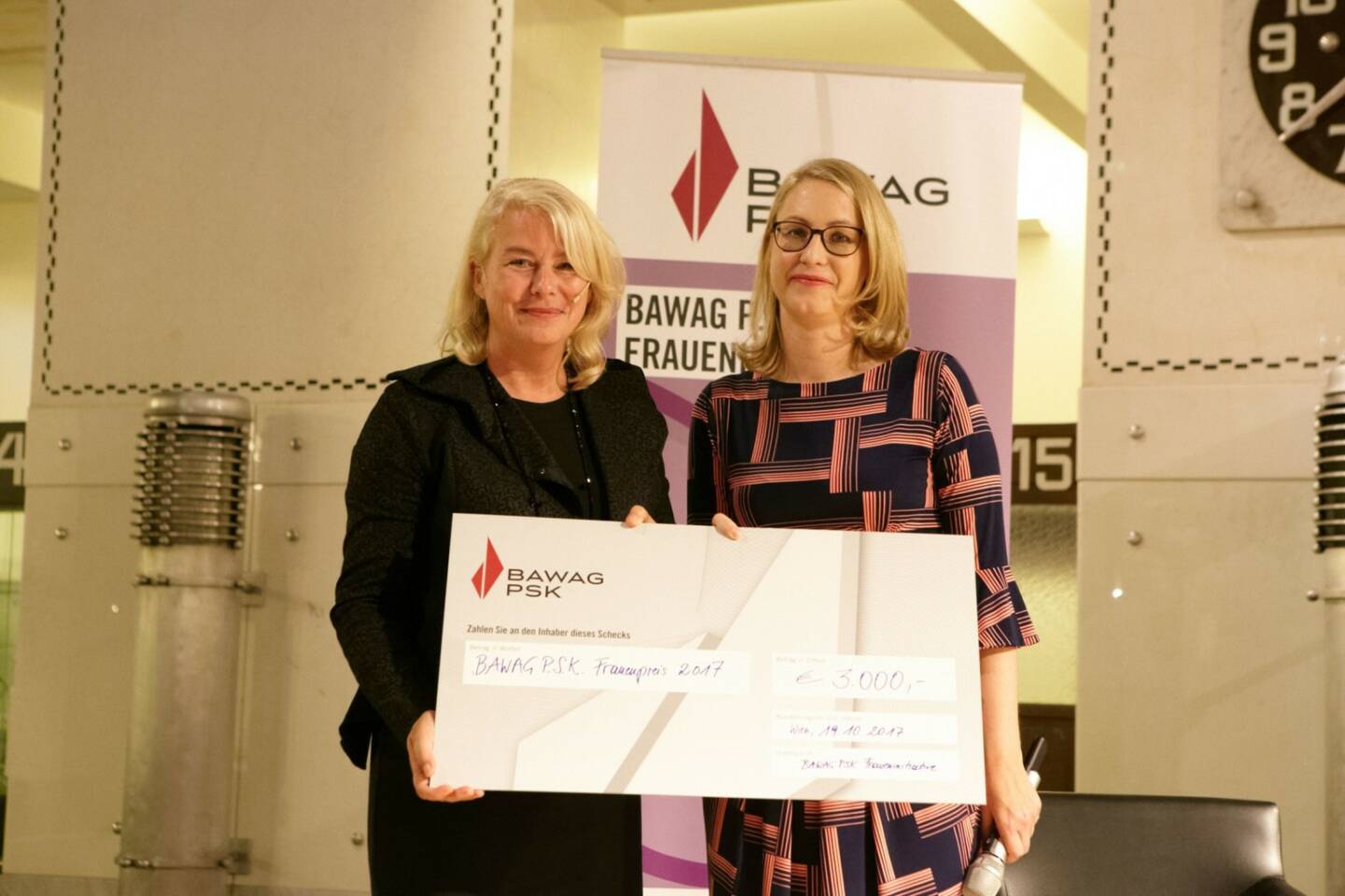 Der mit 3.000 EUR dotierte BAWAG P.S.K. Frauenpreis wurde heuer am 19. Oktober 2017 im Rahmen des Fe-male Future Days im Großen Kassensaal der BAWAG P.S.K. von Dr. Tamara Kapeller, Leiterin des Bereiches Non-Financial Risk Management & Regulatory Compliance sowie Vertreterin der BAWAG P.S.K. Fraueninitiative, an Univ.Prof. DI Dr. Edeltraud Hanappi-Egger überreicht. Bild: Bawag, Fotografin: Katharina Roßboth, APA-Fotoservice