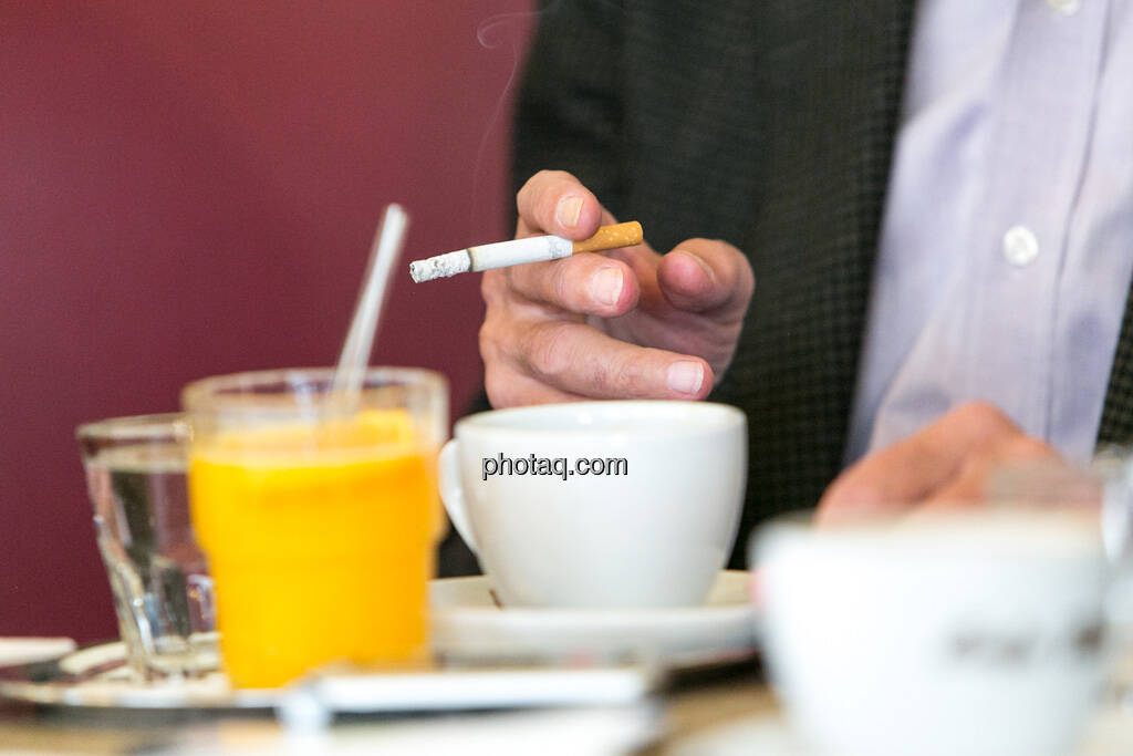 Orangensaft, Zigarette, Kaffee, Frühstück, © finanzmarktfoto.at/Martina Draper (29.05.2013) 