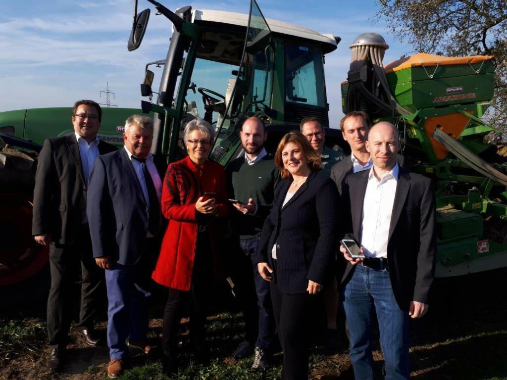 FARMDOK, ein niederösterreichisches Agrar-Technologie-Startup mit Firmensitz in Wieselburg, entwickelt neuartige Technologien zur Automatisierung landwirtschaftlicher Aufzeichnungen. Wirtschaftslandesrätin Petra Bohuslav überzeugte sich bei einem Besuch von der einfachen digitalen Dokumentation, die per Mausklick durchgeführt wird. Bild: Klaus Nagelhofer, ecoplus, Bgm Karl Gerstl, Landesrätin Petra Bohuslav, Andreas Prankl GF Farmdok, Doris Agneter, GF tecnet equity, Peter Prankl Farmdok, Stefan Köppl, tecnet equity, Johann Prankl Farmdok; Bild: Farmdok/tecnet equity, © Aussendung (23.10.2017) 