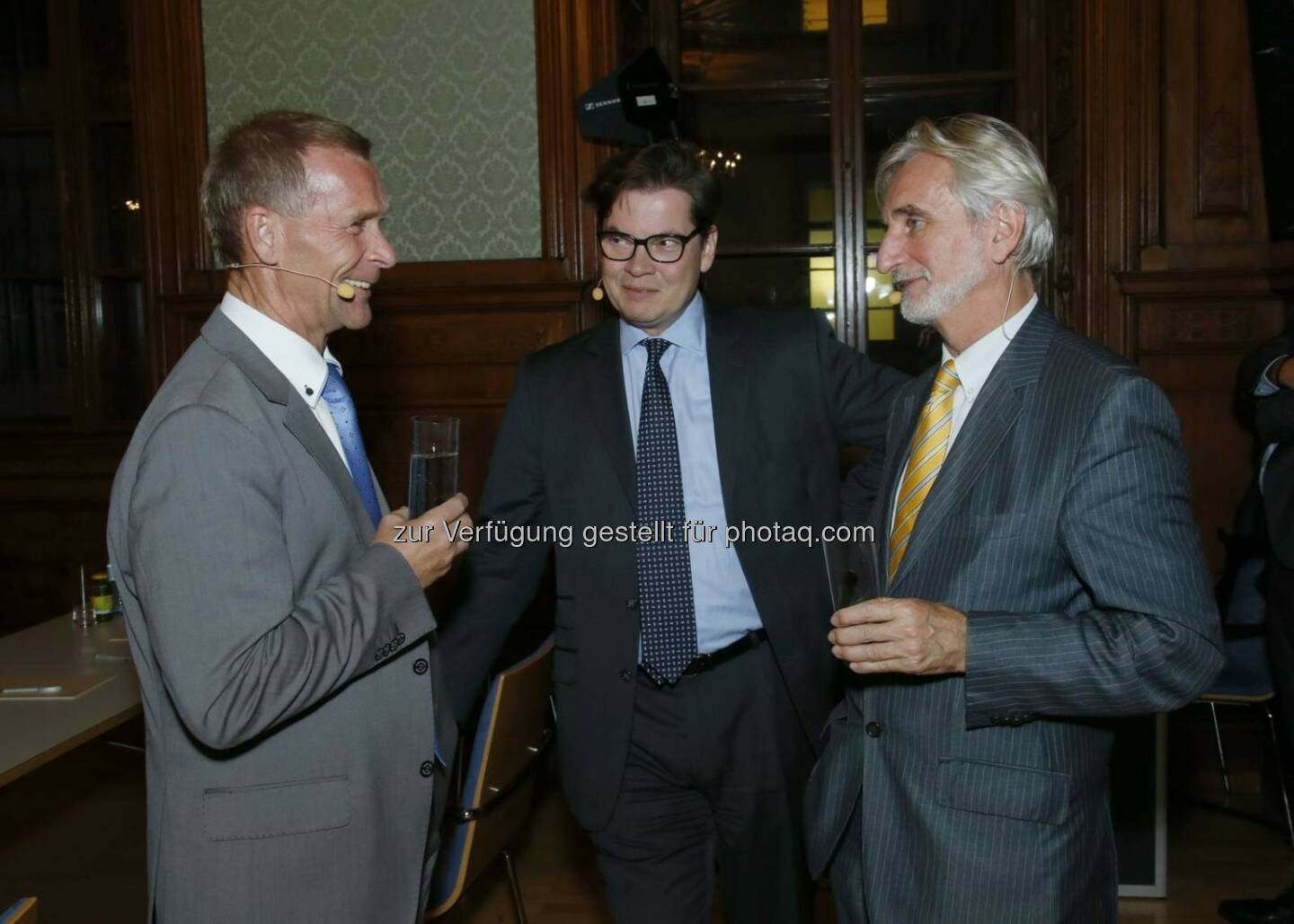 MERITO Investmentkonferenz - Brigadier Walter Feichtinger, Institut für Friedenssicherung und Konfliktforschung, Mag. Christoph Neumayer, Generalsekretär der Industriellenvereinigung, Hon. Prof. Dr. Aurel Schubert, Generaldirektor für Statistik der EZB  (Copyright: Harri Mannsberger)