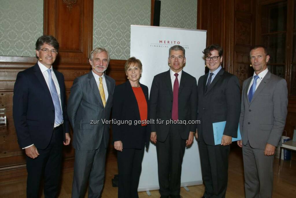 MERITO Investmentkonferenz - Mag. Andreas Witzani, Geschäftsführer der MERITO Financial Solutions GmbH, Hon. Prof. Dr. Aurel Schubert, Generaldirektor für Statistik der EZB, Prof. Dr. Theresia Theurl vom Institut für Genossenschaftswesen der Westfälischen Wilhelms-Universität Münster, Dr. Wolfgang Habermayer, CEO der MERITO Financial Solutions GmbH, Mag. Christoph Neumayer, Generalsekretär der Industriellenvereinigung, Brigadier Walter Feichtinger, Institut für Friedenssicherung und Konfliktforschung (Copyright: Harri Mannsberger), © Aussender (23.10.2017) 