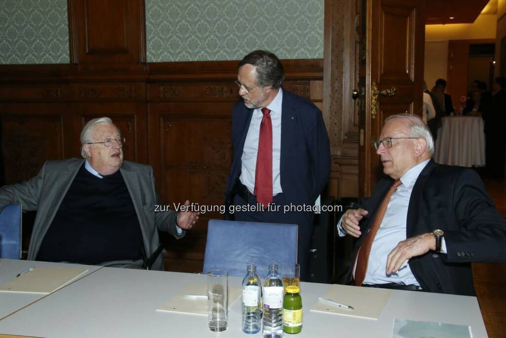 MERITO Investmentkonferenz - Dr. Josef Taus, Aufsichtsrat MTH Holding AG, Prof. Dipl.-Ing. Mag. Friedrich Rödler, Präsident Aufsichtsrat Erste Bank AG, Dr. Claus Raidl, Aufsichtsratspräsident der Österreichischen Nationalbank  (Copyright: Harri Mannsberger), © Aussender (23.10.2017) 