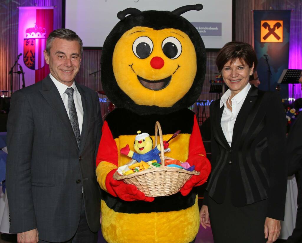 Sparen liegt trotz Niedrigzinsumfeld im Trend. Zumindest bei den 943.469 Kundinnen und Kunden von Raiffeisen OÖ. Seit Jahresbeginn sind die Spareinlagen um 123,4 Millionen Euro angestiegen. Damit verwaltet Raiffeisen OÖ für ihre Kunden aktuell ein Sparvolumen in Höhe von 12,8  Milliarden Euro.  Bild: Dr. Heinrich Schaller, Generaldirektor der Raiffeisenlandesbank OÖ und Mag. Michaela Keplinger-Mitterlehner, Generaldirektor-Stellvertreterin der Raiffeisenlandesbank OÖ mit der Sumsi; Fotocredit: RLB OÖ, © Aussendung (23.10.2017)